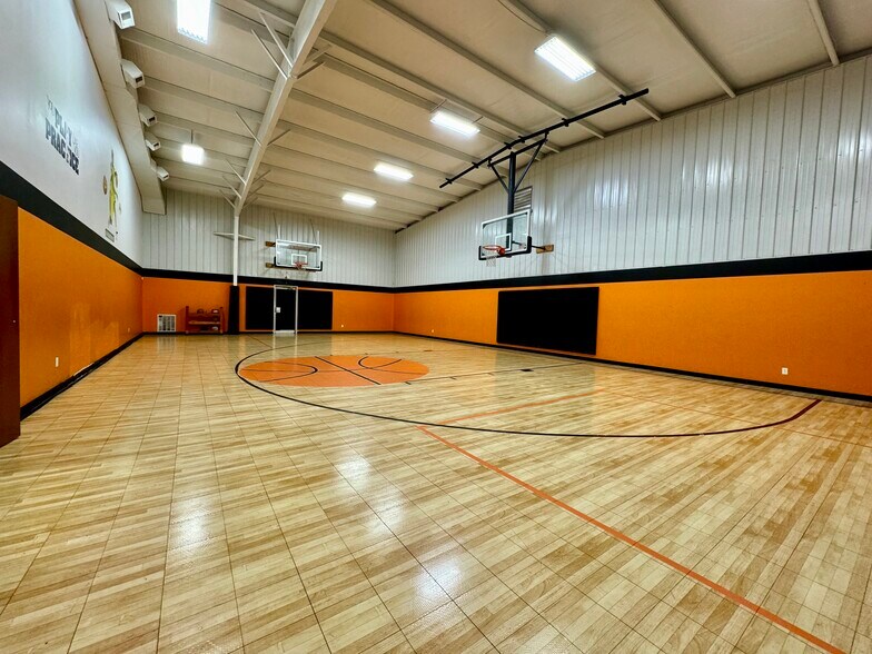 More Photos Of 2509 S 1st St, Terre Haute Showroom For Sale