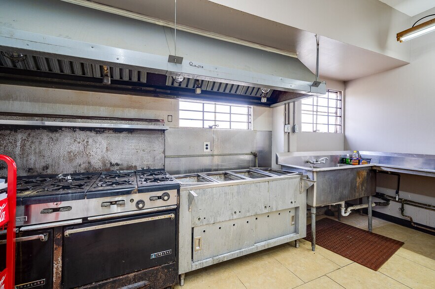 More Photos Of 6962 Coles Rd, Middletown General Retail For Sale