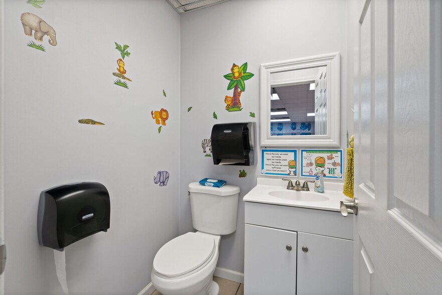 More Photos Of 1990 NW In-337, Corydon Medical For Sale