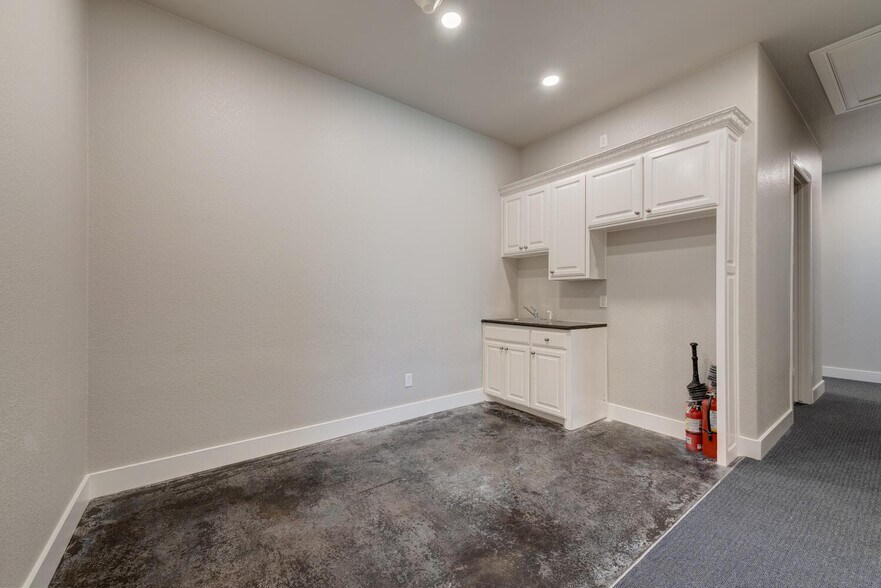 More Photos Of 5849 Park Vista Cir, Keller Showroom For Lease