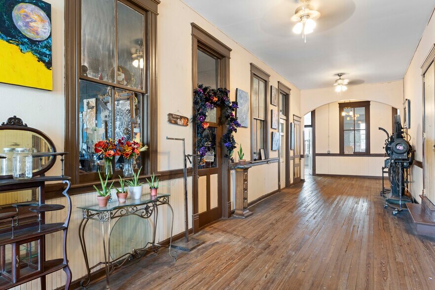 More Photos Of 106 W Oak St, Arcadia Storefront For Sale