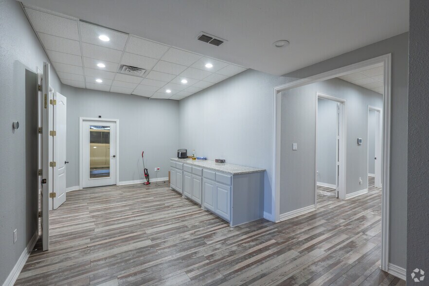 More Photos Of 2910 Edith Ln, Haltom City Light Manufacturing For Sale