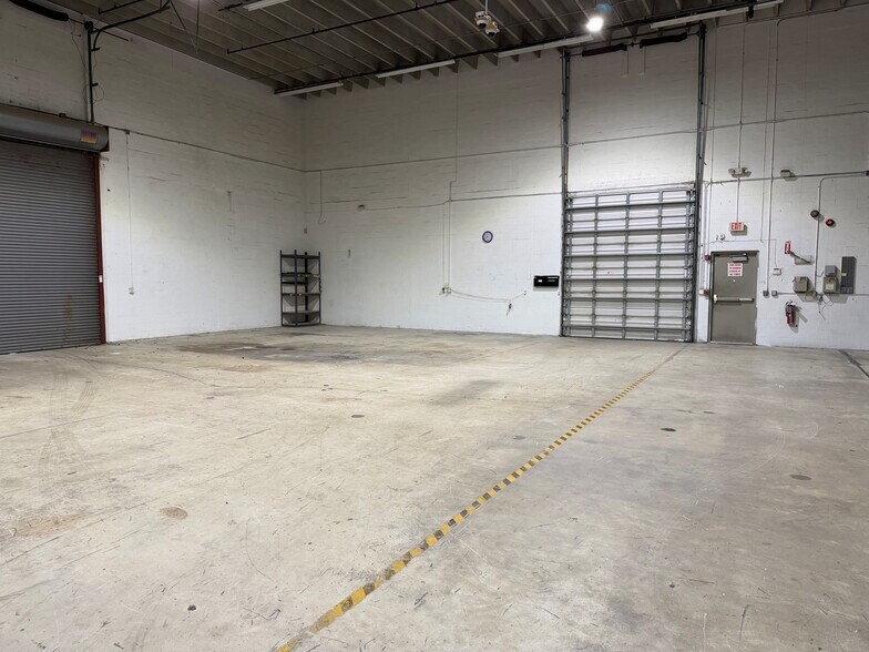 More Photos Of 150 W Yamato Rd, Boca Raton Showroom For Sale
