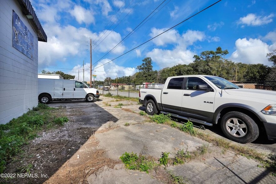 More Photos Of 4104 St Augustine Rd, Jacksonville Light Distribution For Sale