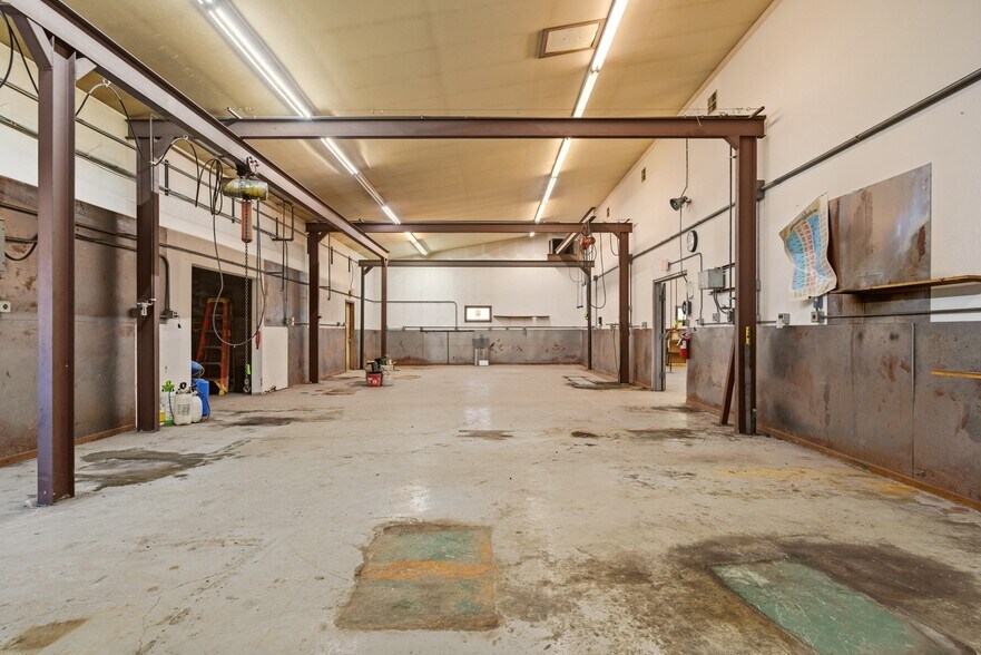 More Photos Of 520 W Broadway St, Blair Warehouse For Sale