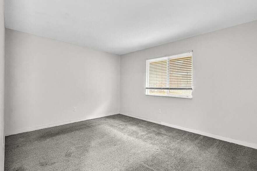 More Photos Of 3547-3553 Heatherton Dr, Davenport Apartments For Sale