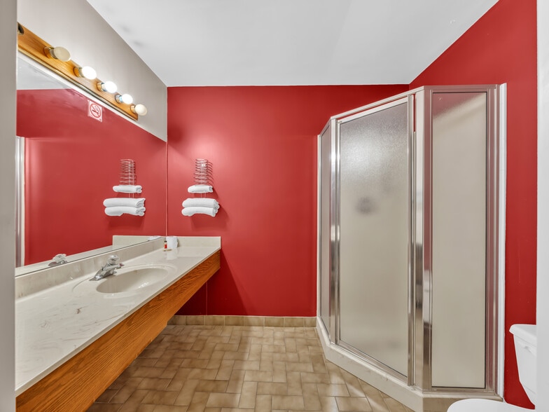 More Photos Of 2889 Howard Av, Windsor Hotel For Sale