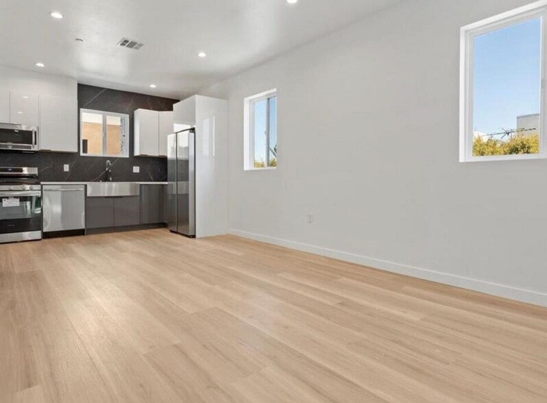 More Photos Of 5526 Blackwelder St, Los Angeles Apartments For Sale