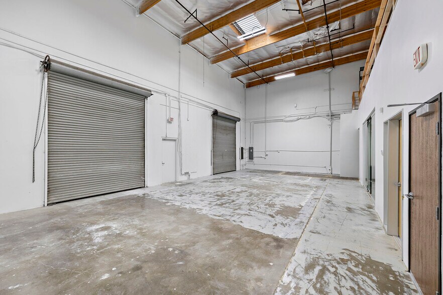 More Photos Of 32 Mauchly, Irvine Manufacturing For Sale