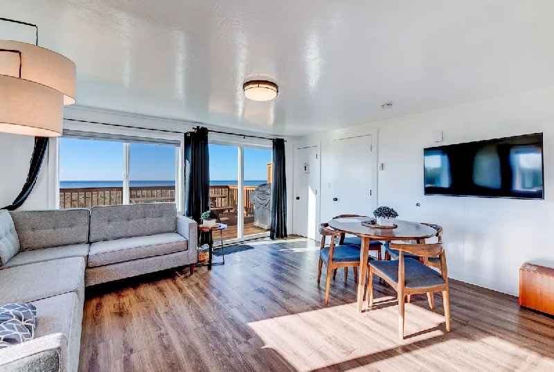 More Photos Of 95500 Highway 101 S, Yachats Hotel For Sale