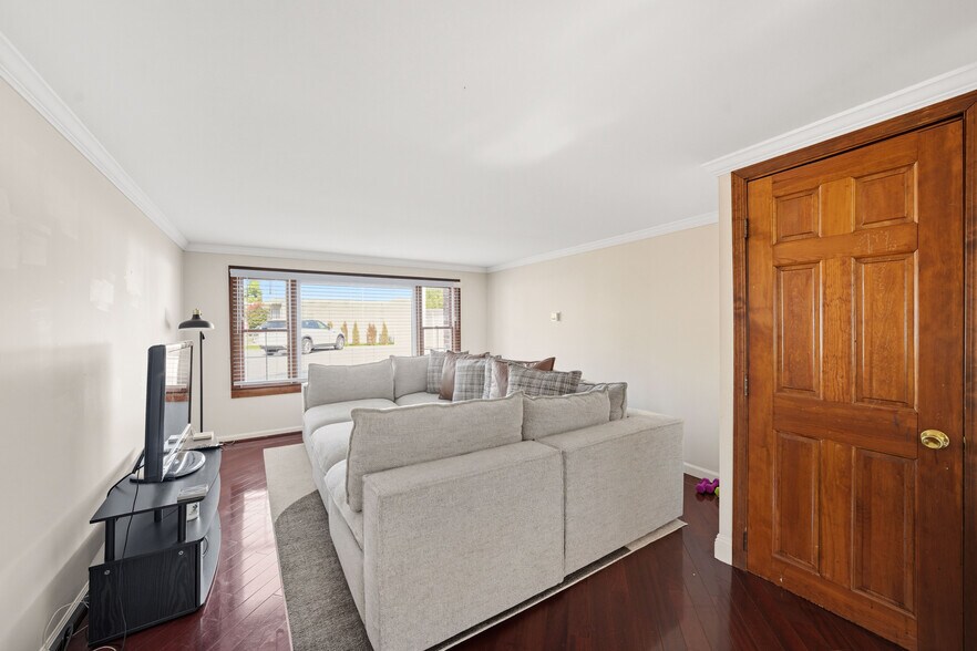 More Photos Of 40 Amboy Rd, Old Bridge Flex For Sale