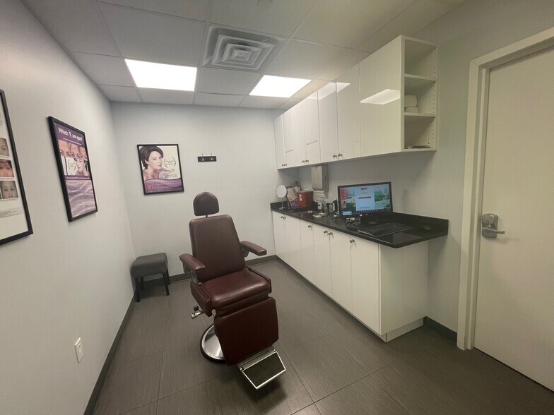 More Photos Of 3808 Union St, Flushing Office Residential For Lease