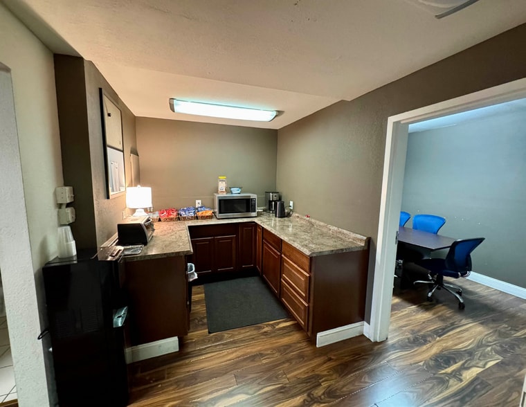 More Photos Of 1590 Rollins Rd, Burlingame Service For Lease