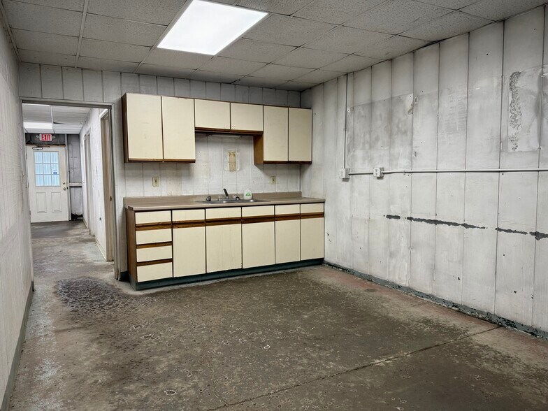 More Photos Of 21 Squires St, Cortland Warehouse For Lease