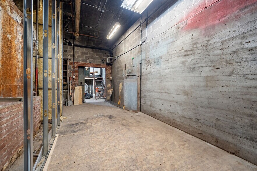 More Photos Of 71-81 Av Du Mont-Royal O, Montréal Office For Sale