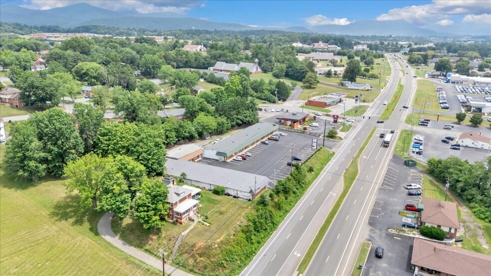 More Photos Of 3100-3120 Peters Creek Rd, Roanoke Storefront For Sale