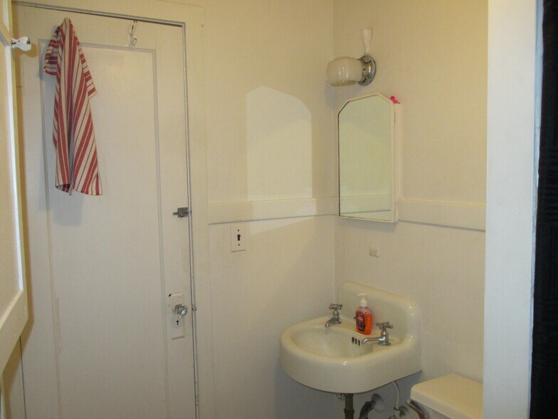 More Photos Of 905 NE Lake St, Pullman Multifamily For Sale