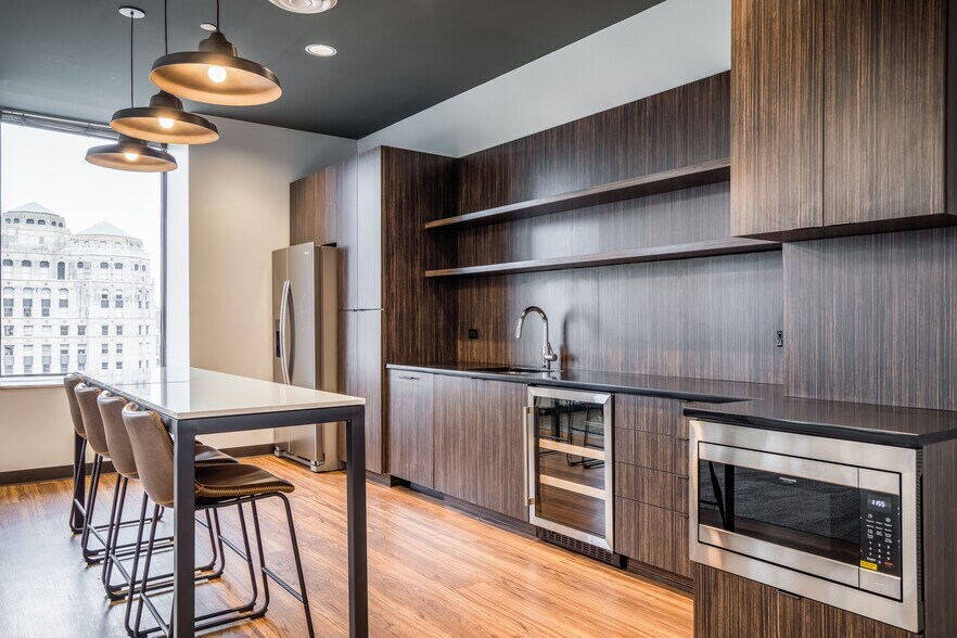 More Photos Of 211 W Wacker Dr, Chicago Office For Lease