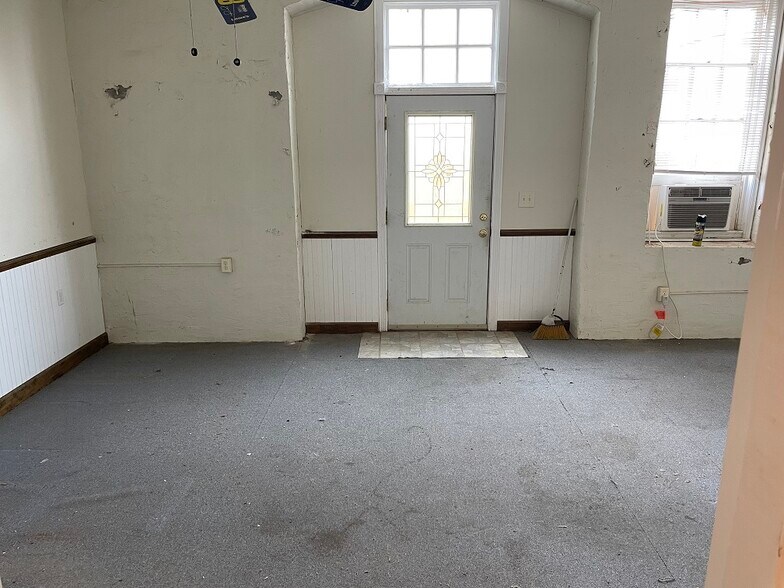 More Photos Of 904 W 3rd St, Washington Office For Sale