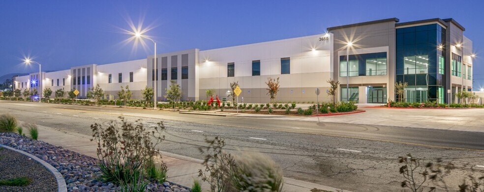 More Photos Of 3650 Center St, Riverside Distribution For Lease