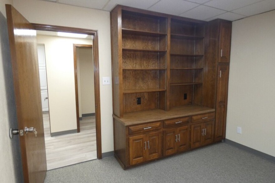 More Photos Of 2101 NW Ferris Ave, Lawton Office For Sale