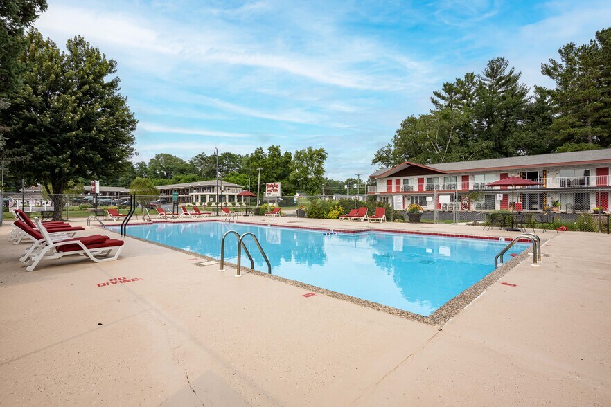 More Photos Of 1116 Broadway, Wisconsin Dells Hotel For Sale
