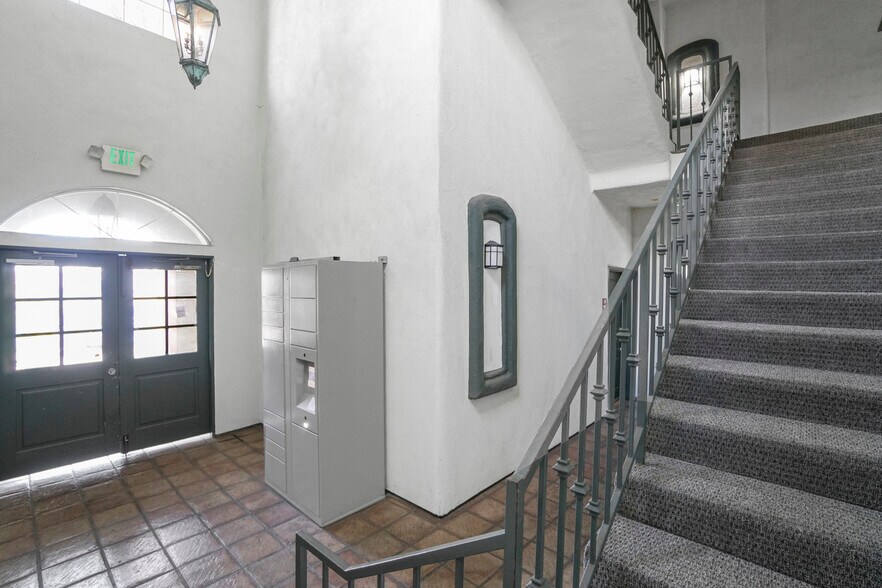 More Photos Of 6925 Kittyhawk Ave, Los Angeles Apartments For Sale