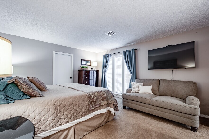 More Photos Of 16410 FM 1485 Rd, Conroe Veterinarian Kennel For Sale