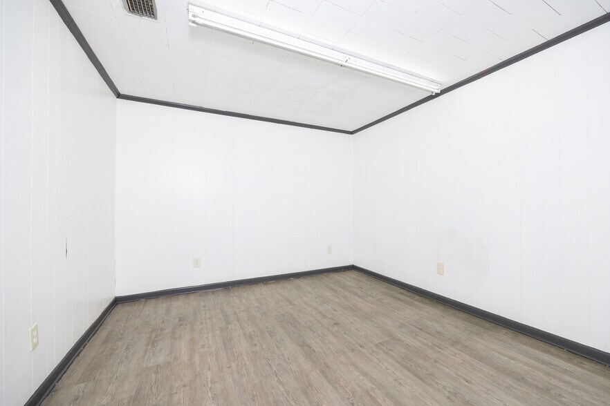 More Photos Of 2832 S Main Blvd, Lake City Auto Repair For Sale