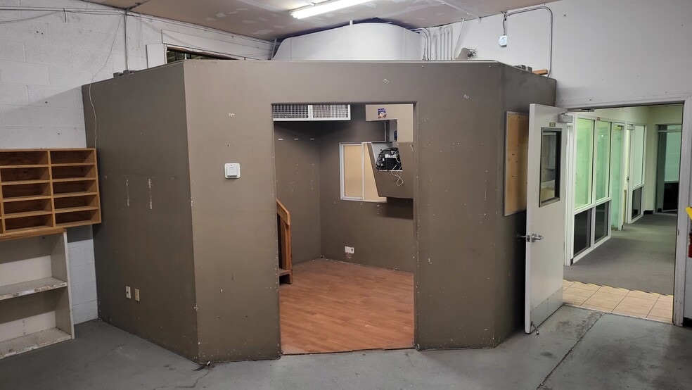 More Photos Of 303 Kansas Ave, Henderson Service For Lease