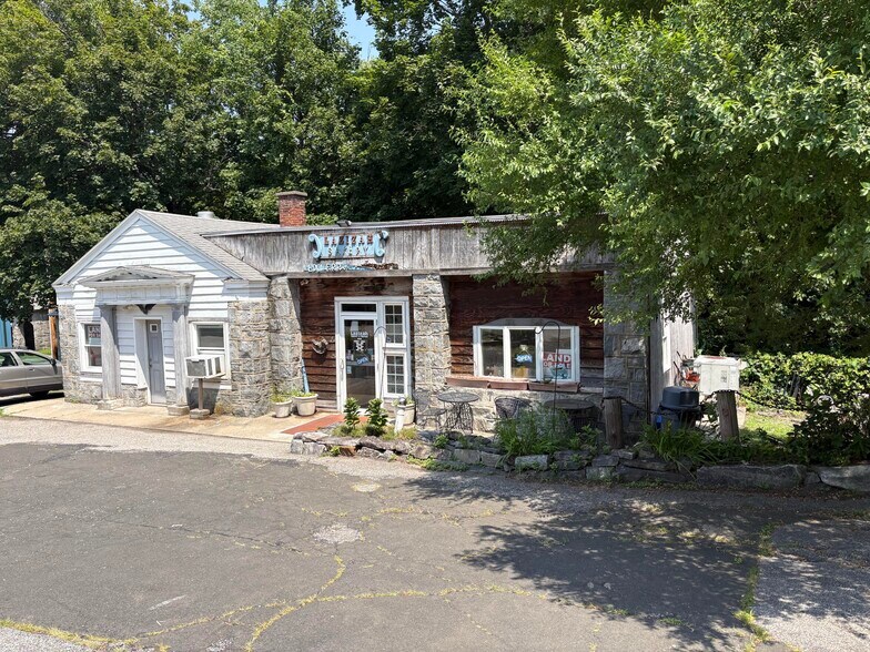 More Photos Of 125 Yantic Rd, Norwich General Retail For Sale