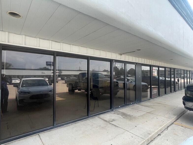 More Photos Of 701 E Main St, Tomball Storefront For Lease