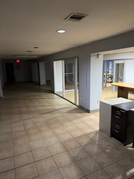 More Photos Of 817 Westchester Ave, Bronx Convenience Store For Lease