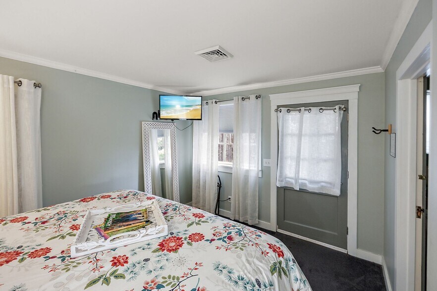 More Photos Of 455 N Oregon St, Jacksonville Hospitality For Sale