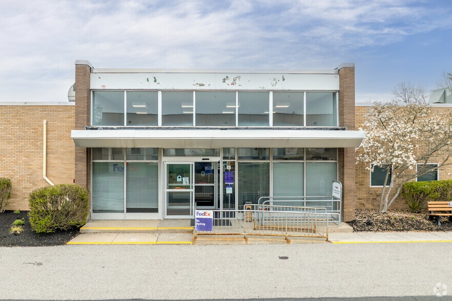 More Photos Of 500 Maryland Dr, Fort Washington Warehouse For Lease