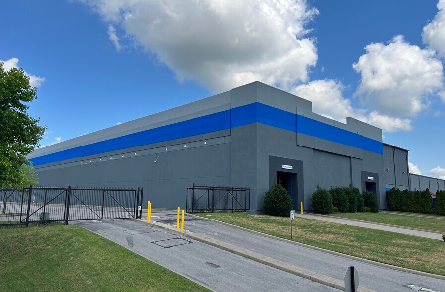 Primary Photo Of 565 Royal Pky, Nashville Distribution For Lease