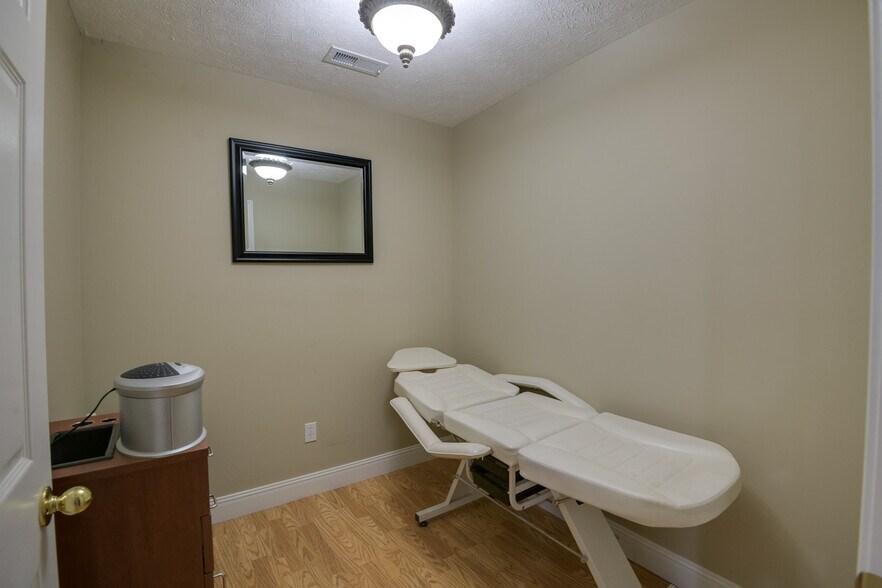 More Photos Of 2533 Highway 41A S, Shelbyville Showroom For Sale