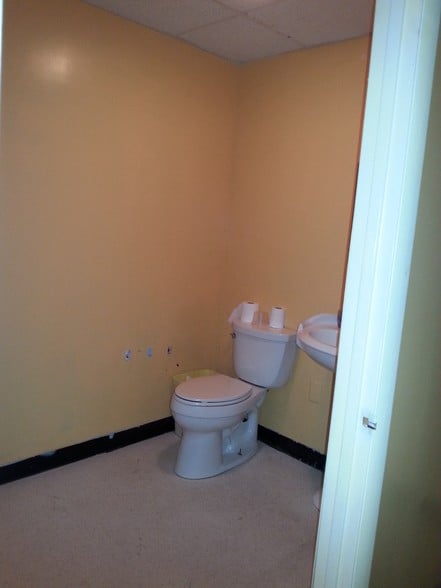 More Photos Of 19 W Bel Air Ave, Aberdeen Storefront For Lease