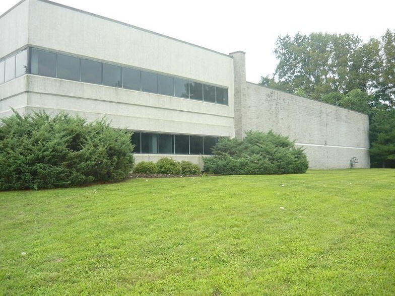 More Photos Of 3 S Corporate Dr, Riverdale Warehouse For Lease