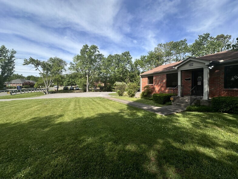 More Photos Of 311 Bluebird Dr, Goodlettsville Office For Lease