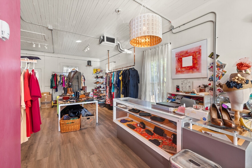 More Photos Of 17411 Vashon Hwy SW, Vashon Freestanding For Sale