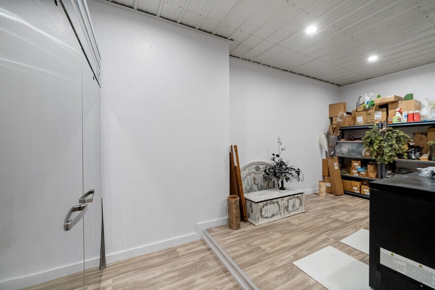 More Photos Of 122 E Cranston Ave, Fowler Flex For Sale