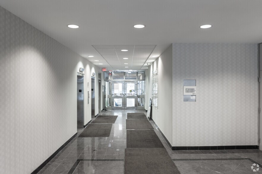 More Photos Of 245 Fairview Mall Dr, Toronto Office For Lease