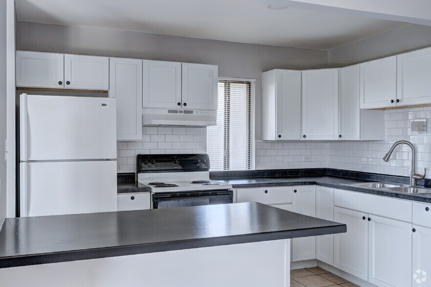 More Photos Of 2610 Marigold Dr, Sauk Village Apartments For Sale