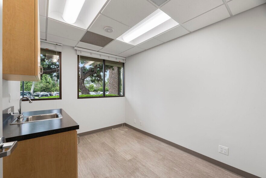 More Photos Of 32144 Agoura Rd, Westlake Village Medical For Lease