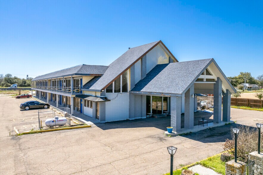 Primary Photo Of 420 E I-10 Frontage Rd, Flatonia Hotel For Sale