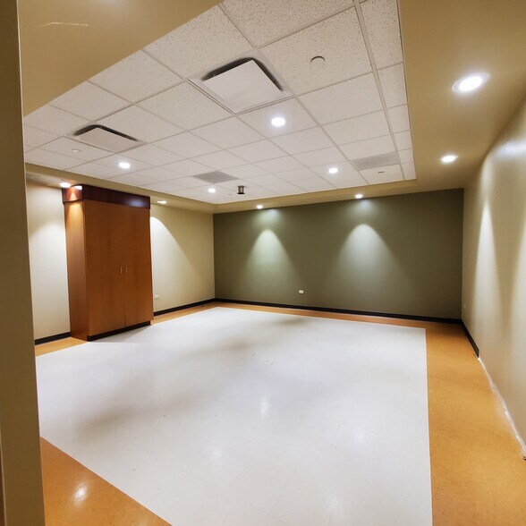 More Photos Of 1710-1784 W Golf Rd, Mount Prospect Restaurant For Lease