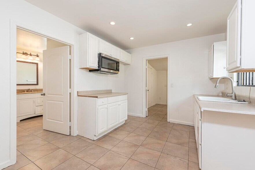 More Photos Of 31 Fulton Ave, Pasadena Light Manufacturing For Sale