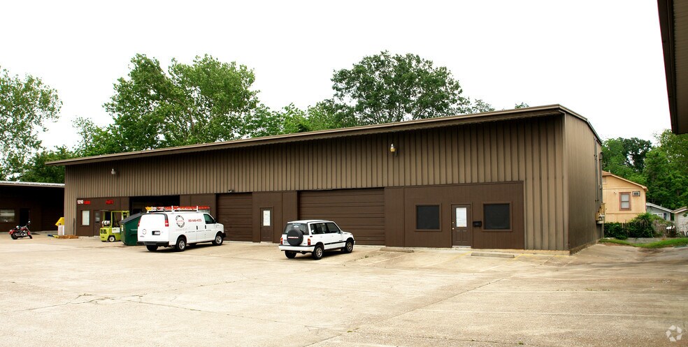 More Photos Of 1210 E 1st St, Humble Light Distribution For Lease
