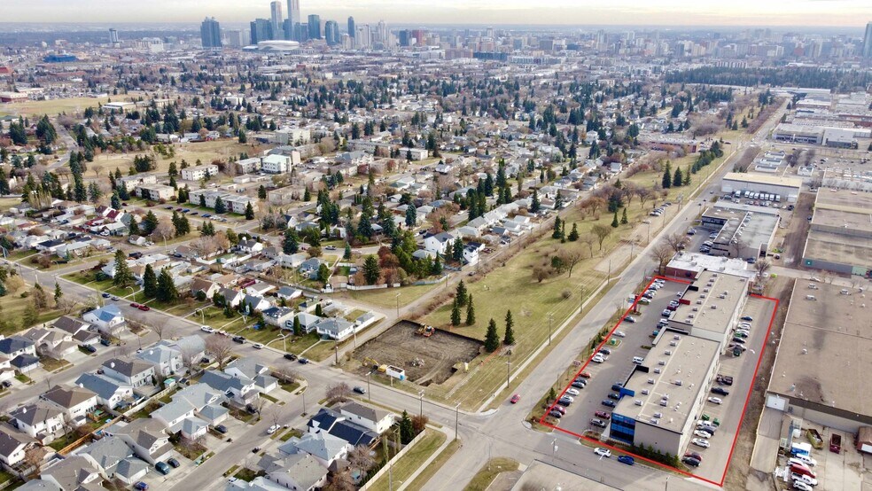 More Photos Of 11320-11326 119 St NW, Edmonton Showroom For Sale